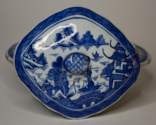 Small Diamond-Shaped Canton Covered Dish